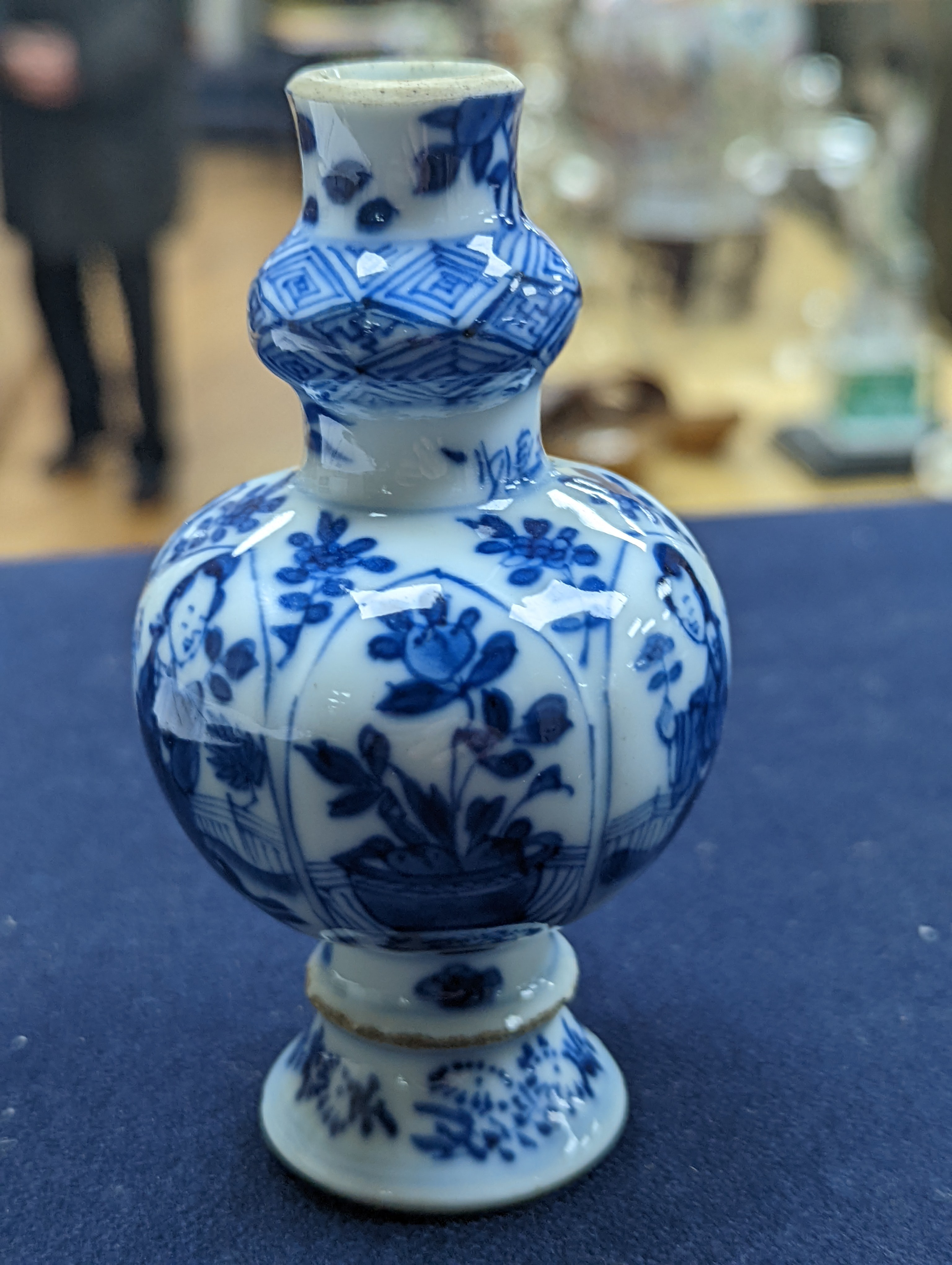 A Chinese Kangxi blue and white garlic neck vase, rim reduced 11cm